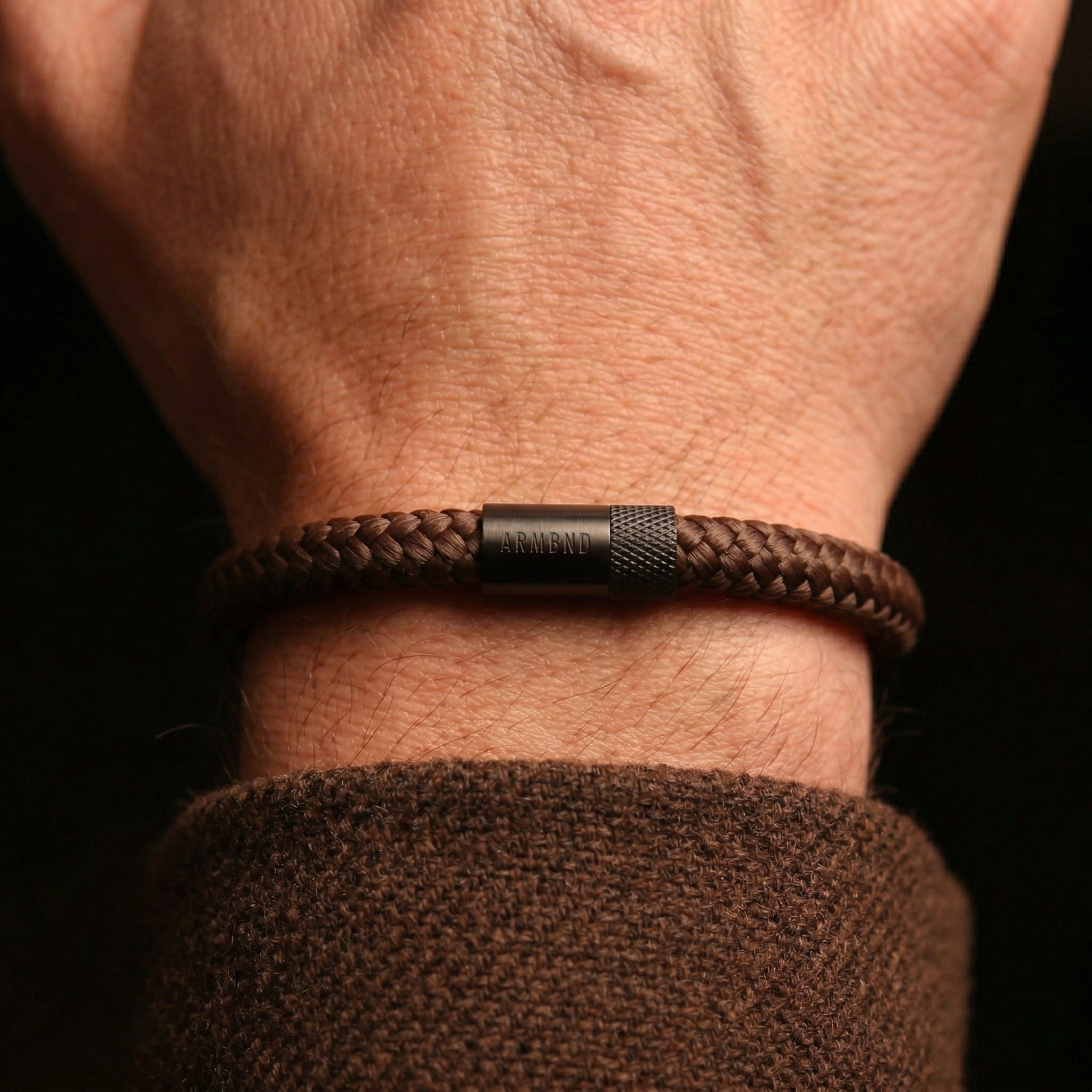 Detailfoto van de bruine ARMBND The Original armband, close-up op het touw en de magneetsluiting