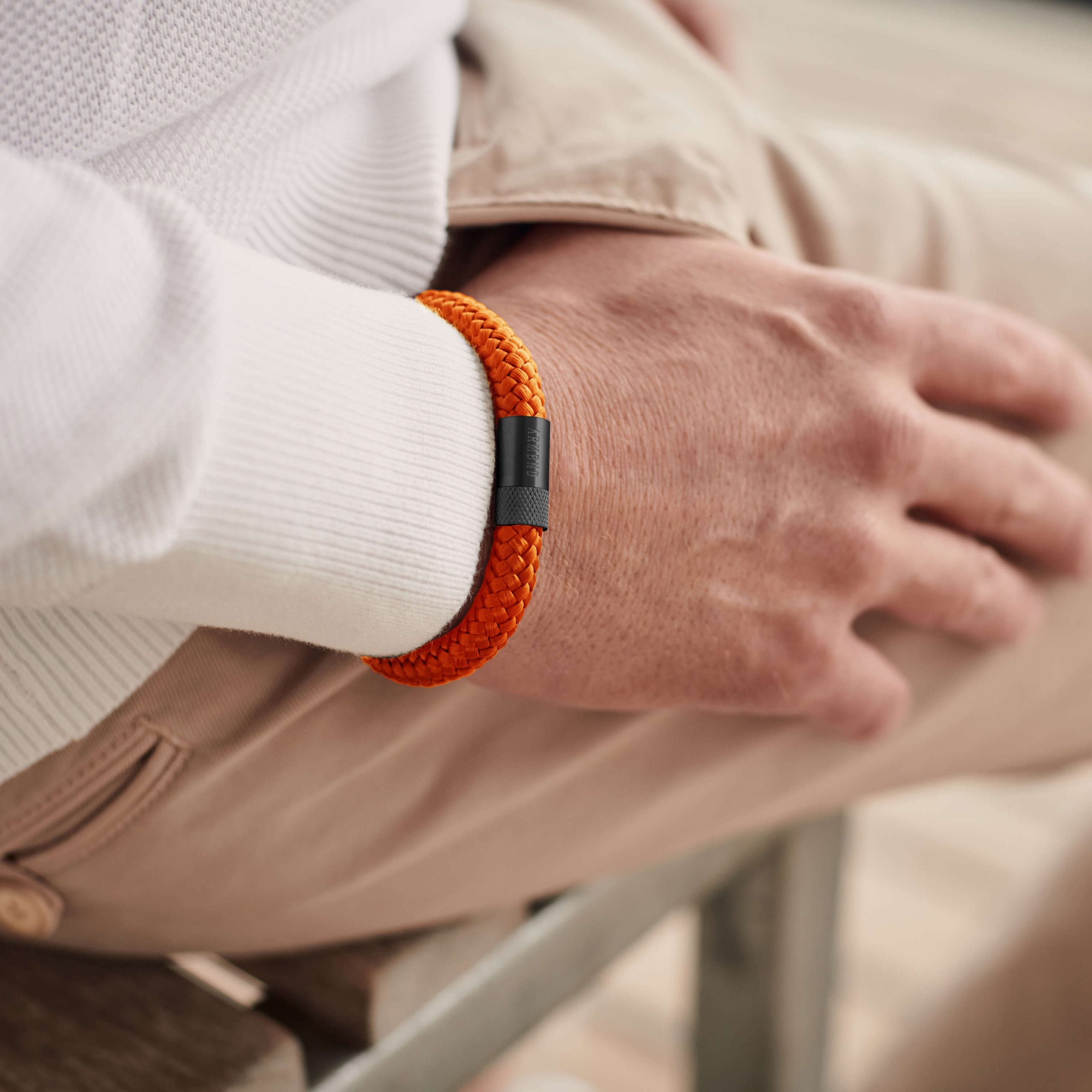 Detailfoto van de oranje ARMBND The Orange Original armband, close-up op de mat zwarte magneetsluiting