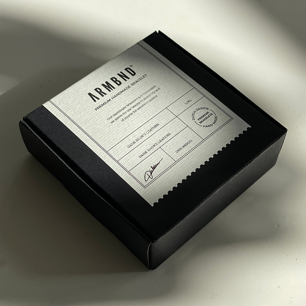 ARMBND luxe zwarte giftbox-verpakking met gouden logo, gesloten doosje met de ecru armband binnenin