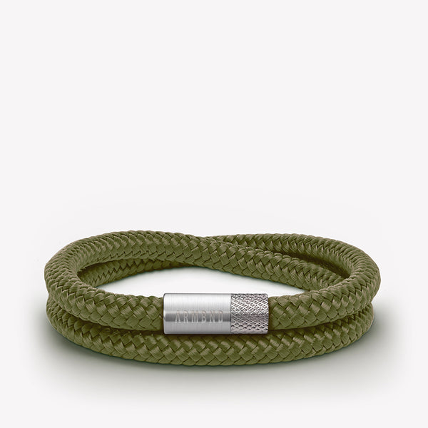 Grünes Doppelarmband mit silbernem Stahlverschluss