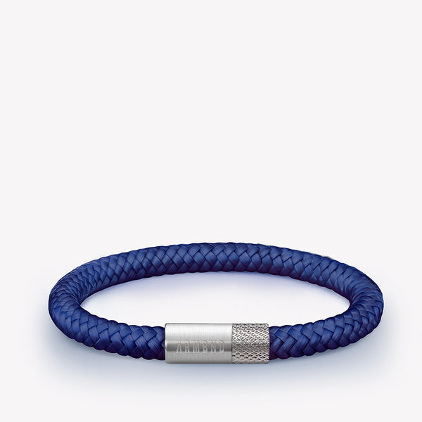 Blaues dünnes Armband mit silbernem Stahlverschluss