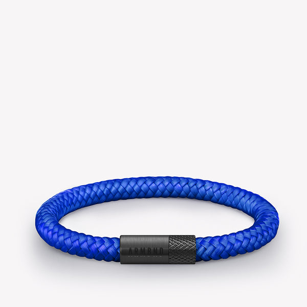 Kobalt blauwe dunne armband met zwarte stalen sluiting