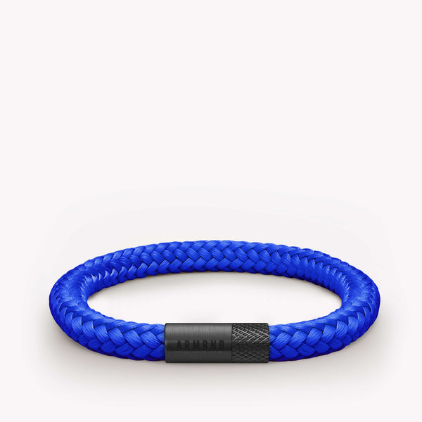 Kobalt blauwe dunne armband met zwarte stalen sluiting