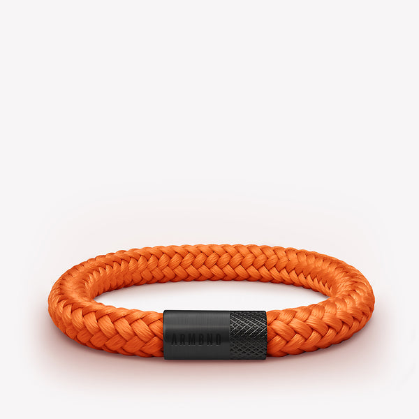 Oranje armband met zwarte stalen sluiting
