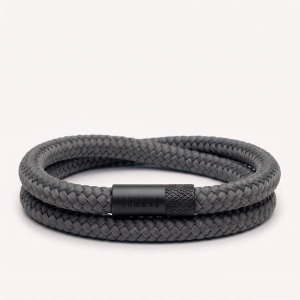 Donkergrijze dubbele armband 6mm met zwarte stalen sluiting, The Double van ARMBND