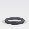 Gevlochten antraciete armband van ARMBND met zwarte roestvrij stalen sluiting