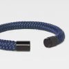 De blauwe ARMBND met zwarte sluiting