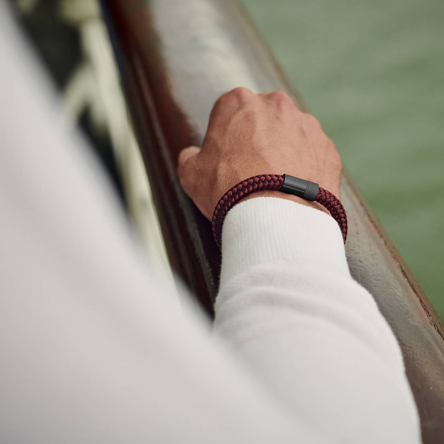 Kantine Controversieel Geurig Donkerrode armband met zwarte stalen sluiting – ARMBND