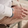 De grijze heren armband met magneet sluiting