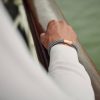 De grijze heren armband met magneet sluiting