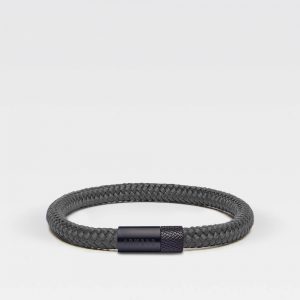 Donkergrijze dunne armband met zwarte stalen sluiting