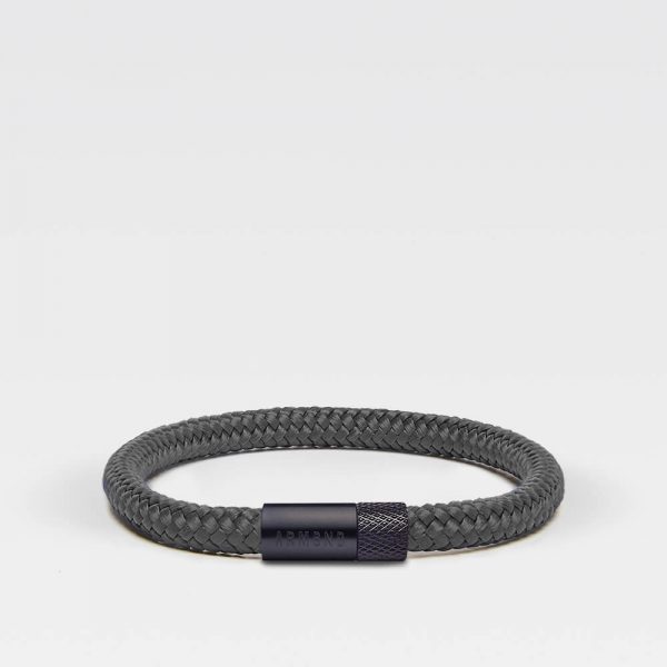 Donkergrijze dunne armband met zwarte stalen sluiting