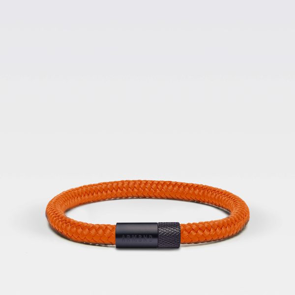 Oranje armband met zwarte sluiting