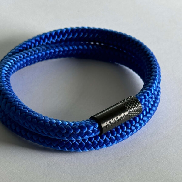 Kobalt blauwe dubbele armband met zwarte stalen sluiting