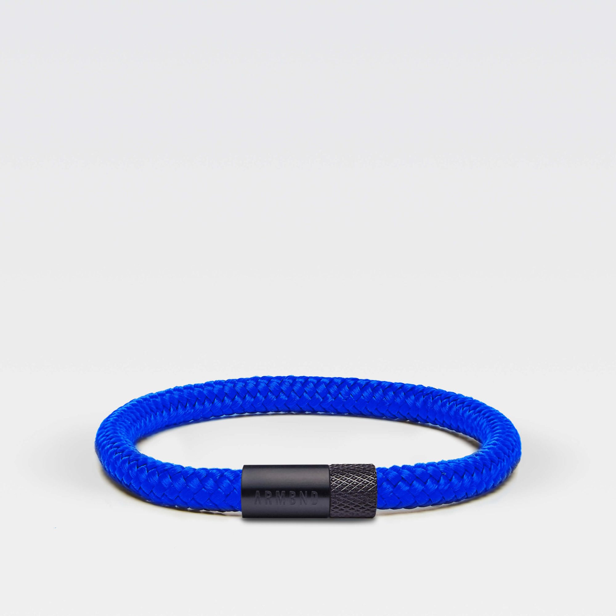 Kobalt blauwe dunne armband met zwarte stalen sluiting